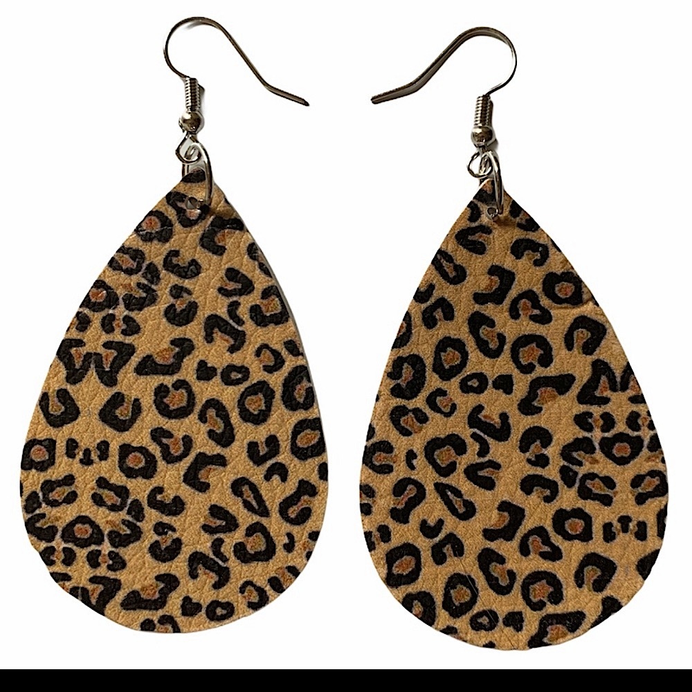 Leopard print light weight & faux leather 2.25" dangling earrings. Beautiful 🐆